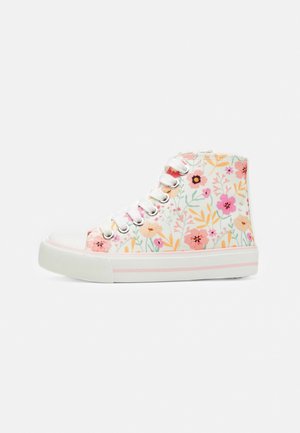 Baskets montantes avec semelle blanche et bande rose, présentant un motif floral pastel en orange, rose et vert, avec des lacets blancs.