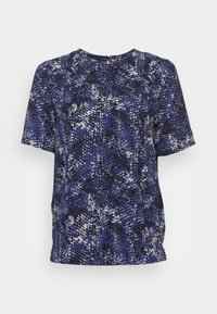 Camisa de manga curta em azul com um padrão texturizado de estampado de cobra. Apresenta um decote redondo e um corte solto. Tecido macio com um leve brilho.