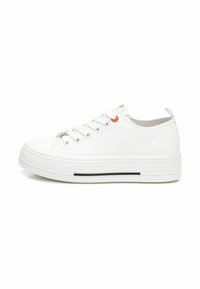 Zapatillas de lona blancas con punta redondeada, suela plana, ojales plateados y acentos naranjas en la parte superior. Presenta una suela de goma texturizada.