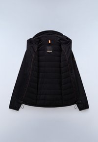 Chaqueta negra con capucha y forro interior acolchado, parte delantera abierta que muestra costuras naranjas y cordones ajustables en el dobladillo y los puños.