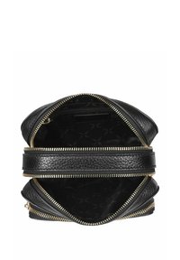 Czarna skórzana torebka o teksturowanej powierzchni, z dwoma zamykanymi na zamek komorami i złotymi akcentami. Wnętrze wykończone jest wzorzystą tkaniną.