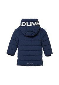 Marineblauwe gewatteerde winterjas voor kinderen met capuchon, lange mouwen en witte tekst "S.OLIVER" op de rand van de capuchon.