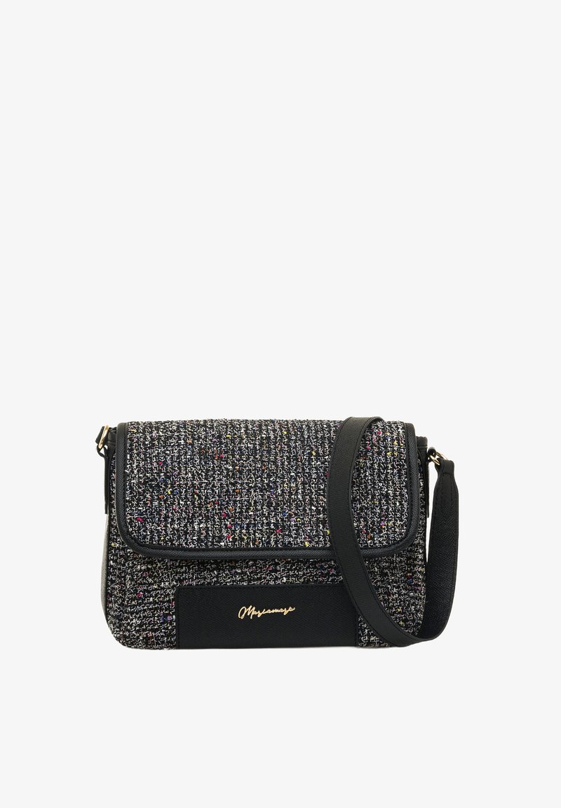 Schwarze und mehrfarbige gewebte Textilkuriertasche mit Klappenverschluss, goldenen Beschlägen und einem schwarzen Lederakzent am Boden.
