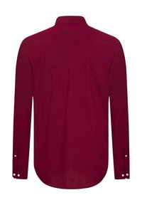 Camisa burdeos de manga larga con puños de botón, textura suave, cuello clásico, dobladillo curvado y diseño limpio en la parte posterior.