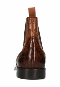 Zapatos de cuero marrón con un patrón texturizado de cocodrilo, paneles laterales elásticos y un tacón bajo. Presenta un diseño cosido y una suela oscura.