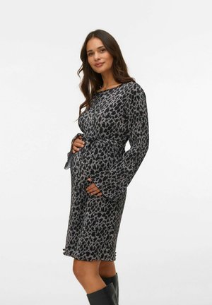 Robe imprimée animal noire et grise avec des manches cloche longues, une taille ceinturée, et une silhouette fluide, comportant un ourlet volanté.