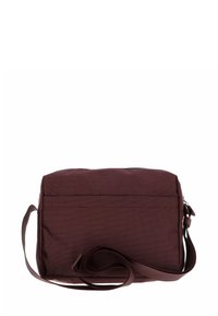 Sac bandoulière bordeaux avec une finition texturée, de forme rectangulaire, doté d'une sangle réglable et d'une poche zippée à l'avant. Présente un design minimaliste.
