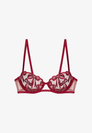 Reggiseno rosso ricamato con coppe trasparenti, caratterizzato da motivi a fiocchi e spalline in raso. Il supporto con stecche e una finitura liscia arricchiscono il design.