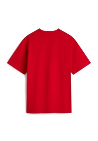 Camiseta de algodón roja con mangas cortas, cuello redondo y una textura suave; presenta un diseño sencillo sin patrones ni acentos.