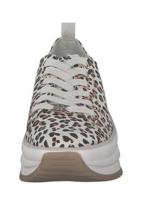 Sneaker con stampa leopardata che presenta una tomaia in tessuto bianco, punta rotonda, sei fori per i lacci con accenti metallici e una suola spessa e testurizzata.