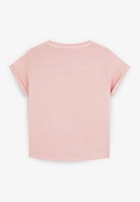 Camiseta de manga corta y cuello redondo en suave algodón rosa. Presenta una parte posterior limpia sin costuras ni gráficos visibles. Corte casual y textura suave.
