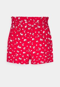 Pantalones cortos rojos con flores, con cintura elástica, que presentan flores blancas y rosas sobre una tela texturizada. Tienen un corte holgado y bolsillos laterales.