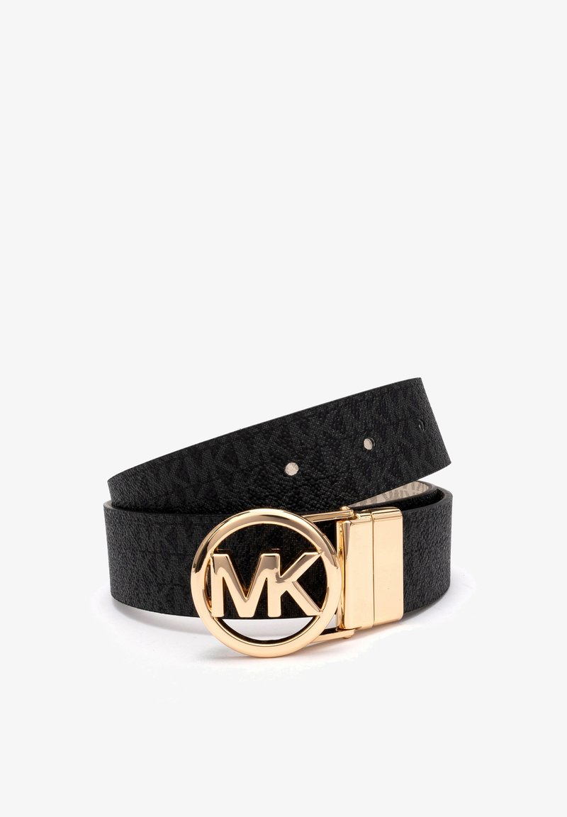 Svart lærbelte med teksturert mønster, utstyrt med en sirkulær gullspenne med "MK"-logo. Justerbart med flere hull for tilpassing.