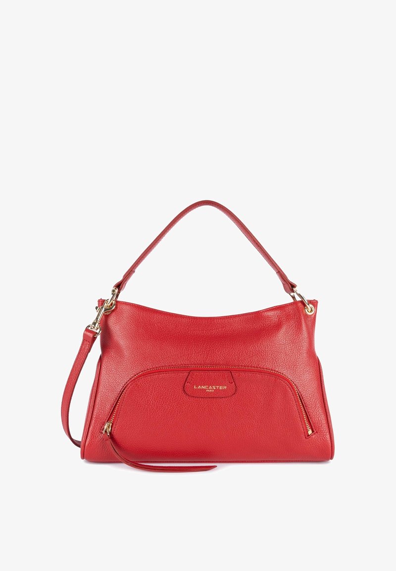 Sac à main Lancaster en cuir rouge avec poche zippée dorée et deux brides, une poignée courte et une bandoulière ajustable.