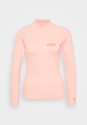 Langærmet rash guard i lys pink, lavet af strækbart materiale med høj krave. Har et lille logo på brystet og glatte sømme.