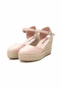 Sandalias de cuña de plataforma de ante rosa con tira al tobillo, diseño de yute trenzado, puntera redondeada y forro textil suave.
