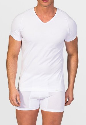 Camiseta blanca ajustada de cuello en V combinada con boxer briefs blancos. La tela parece suave y elástica, con mangas cortas y un diseño sin costuras.