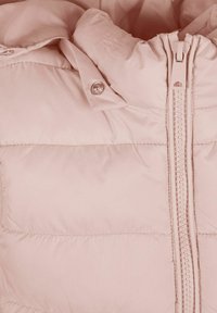 Svijetlo ružičasta puf jakna s visokim ovratnikom, zatvaranjem na zip i detaljima s kopčama na pritisak. Glatka tekstura s ušivenim kvadratnim uzorkom.