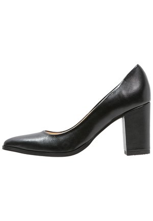Sorte læder pumps til kvinder med spids tå og en kraftig mellemhøj hæl vist i højre profil.