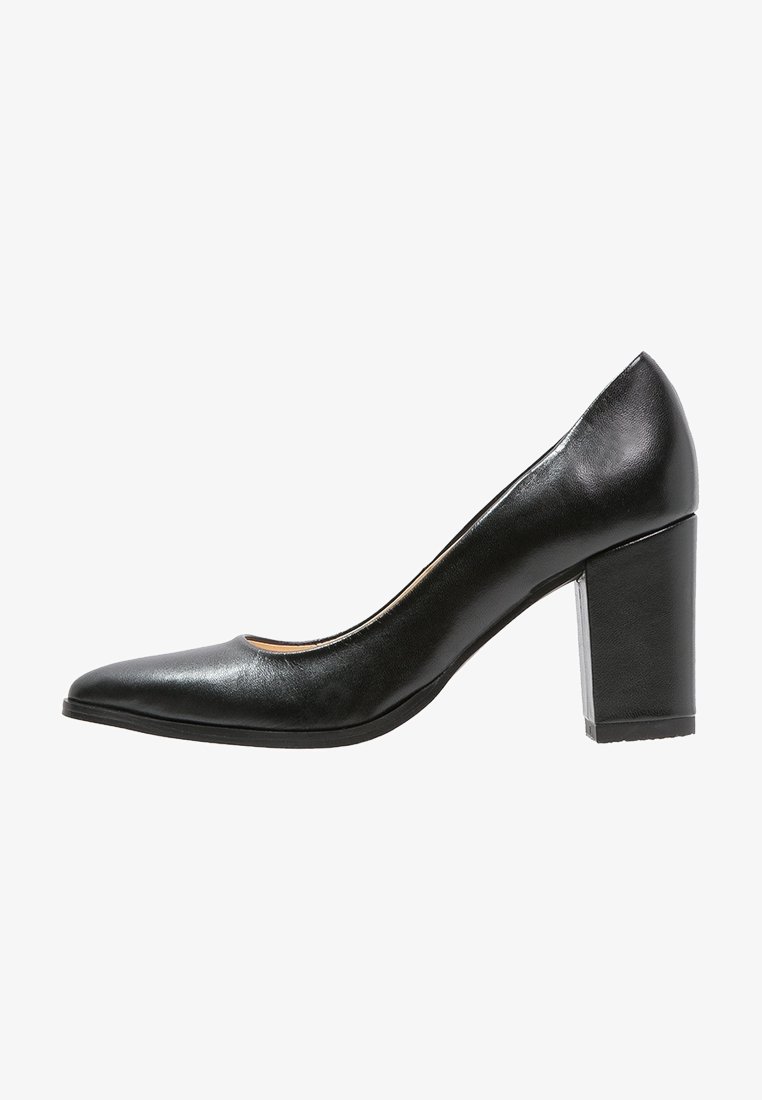 Escarpin noir en cuir pour femme avec un bout pointu et un talon épais de hauteur intermédiaire, présenté en profil droit.
