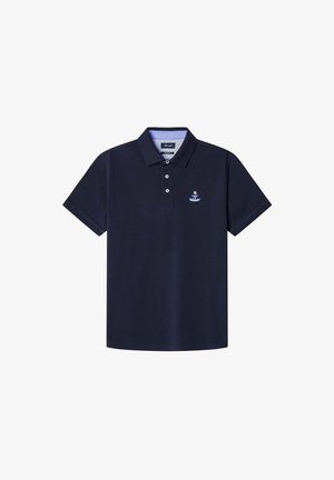 Camisa polo azul marino, de manga corta, con tapeta de tres botones, bordado sutil del logo en el pecho, material de algodón suave.