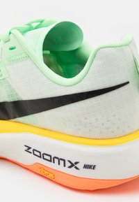 Nike Performance ZOOMX ULTRAFLY - Scarpe da trail running - summit white/black/vapor green/laser orange/total orange