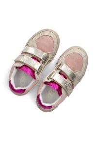 Velcro-Sneaker mit pinkem Wildleder und schimmerndem goldfarbenem Lederoberteil, ausgestattet mit einem metallischen Magentafutter und einer gemusterten Außensohle.