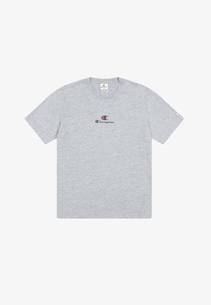 Maglietta in cotone grigia con maniche corte, colletto a girocollo e un piccolo logo "Champion" rosso e blu sul petto. Texture liscia.