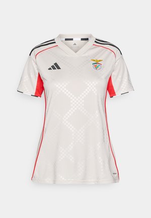 Λευκή φανέλα Adidas με κόκκινες λεπτομέρειες και μαύρες ρίγες. Διαθέτει V-λαιμό, υφή διαμαντιού και έμβλημα της Μπενφίκα στο στήθος.