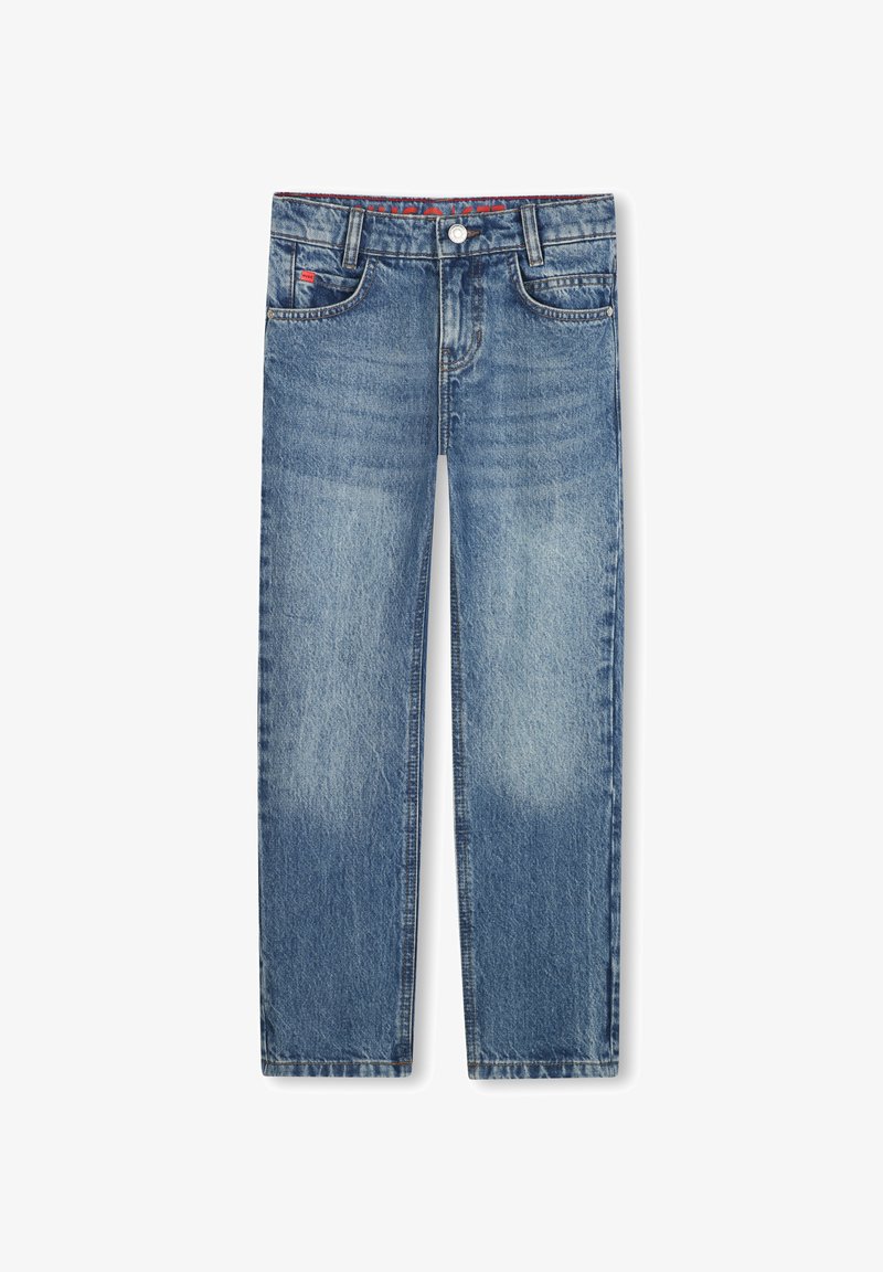 Jeans de mezclilla azul claro con corte recto, cinco bolsillos y una cinturilla con patrón rojo y azul. Diseño deslavado con costuras visibles.