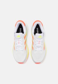 adidas Performance SUPERNOVA RISE - Tenisice za cestovno trčanje - footwear white/solar red/lucid lemon