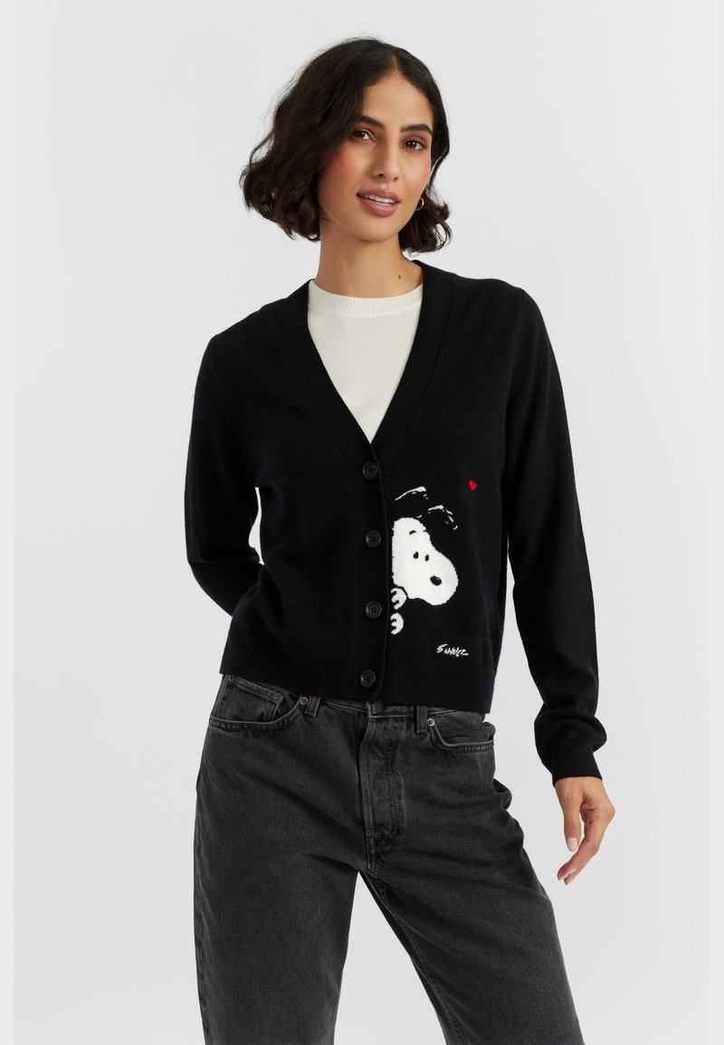 Cardigan nero realizzato in tessuto morbido, caratterizzato da una grafica di Snoopy bianca e un cuore rosso. Ha un collo a V, una chiusura con bottoni e una vestibilità slim.