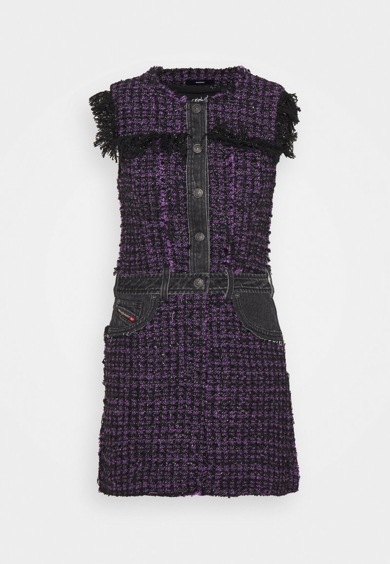 Robe en tweed présentant des couleurs violettes et noires, un col, un bouton-front et des accents ressemblant à du denim avec des bords effilochés et des poches latérales.