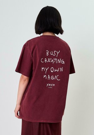 BF OWN MAGIC - Print T-shirt - cherrywood