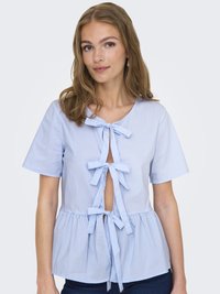 Blouse courte à manches courtes rayée bleu clair avec un col en V, dotée d'une ceinture à la taille et de nœuds décoratifs à l'avant, fabriquée en tissu doux.