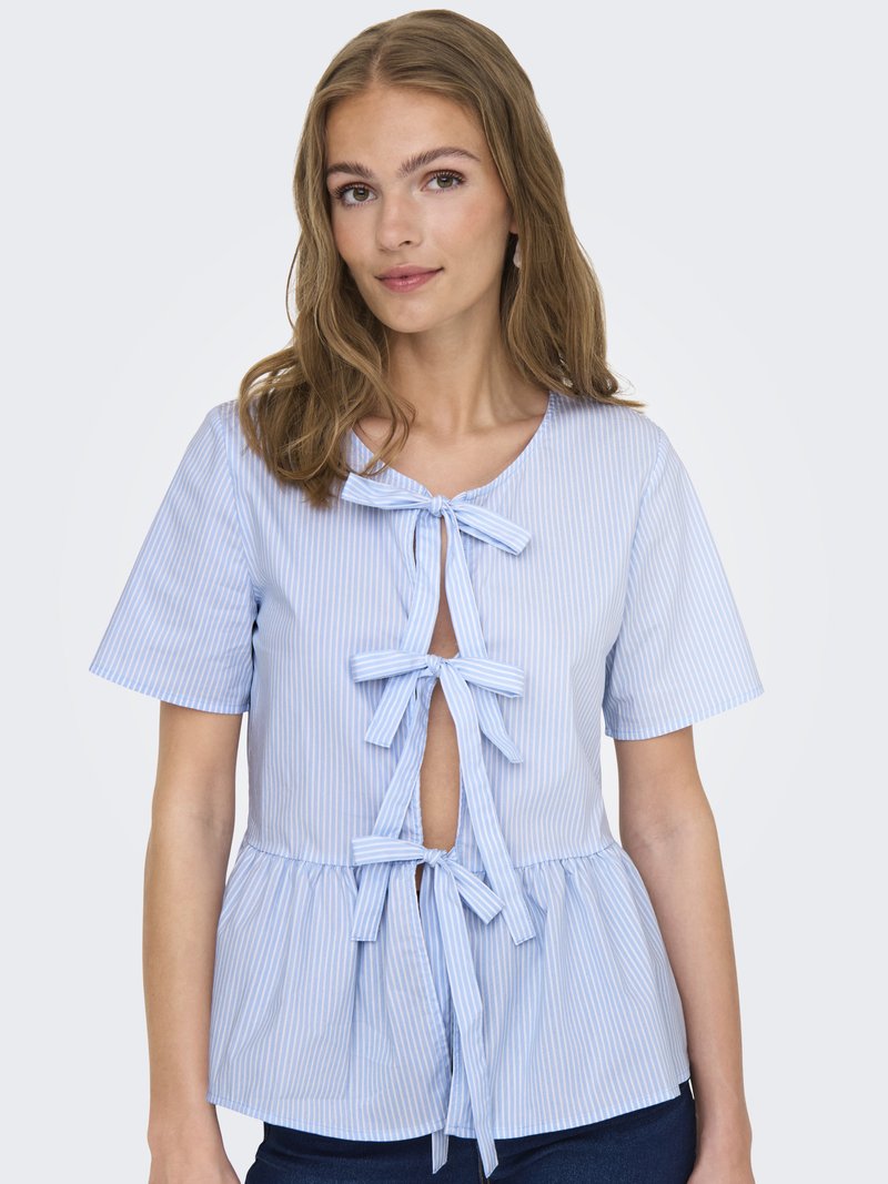 Blouse courte à manches courtes rayée bleu clair avec un col en V, dotée d'une ceinture à la taille et de nœuds décoratifs à l'avant, fabriquée en tissu doux.
