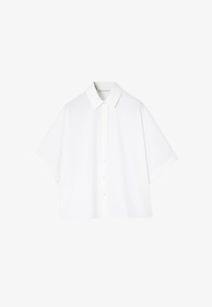 Hvid kortærmet skjorte med knaplukning fortil, klassisk krave og rummelig pasform. Lavet af glat stof uden synlige mønstre eller detaljer.