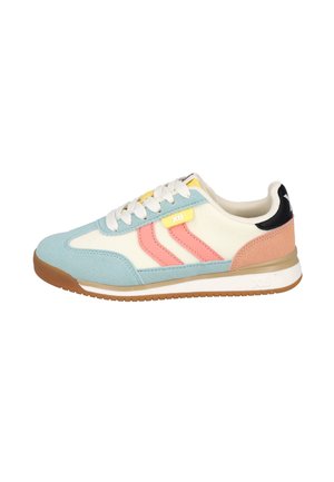 Zapatilla deportiva informal de corte bajo con paneles blancos, azul pastel, rosa y melocotón, cordones blancos, suela marrón y pequeña etiqueta amarilla de la marca en el lateral.