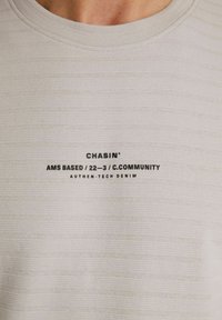 CHASIN' NORRIS - Marškinėliai su spaudiniu - light grey