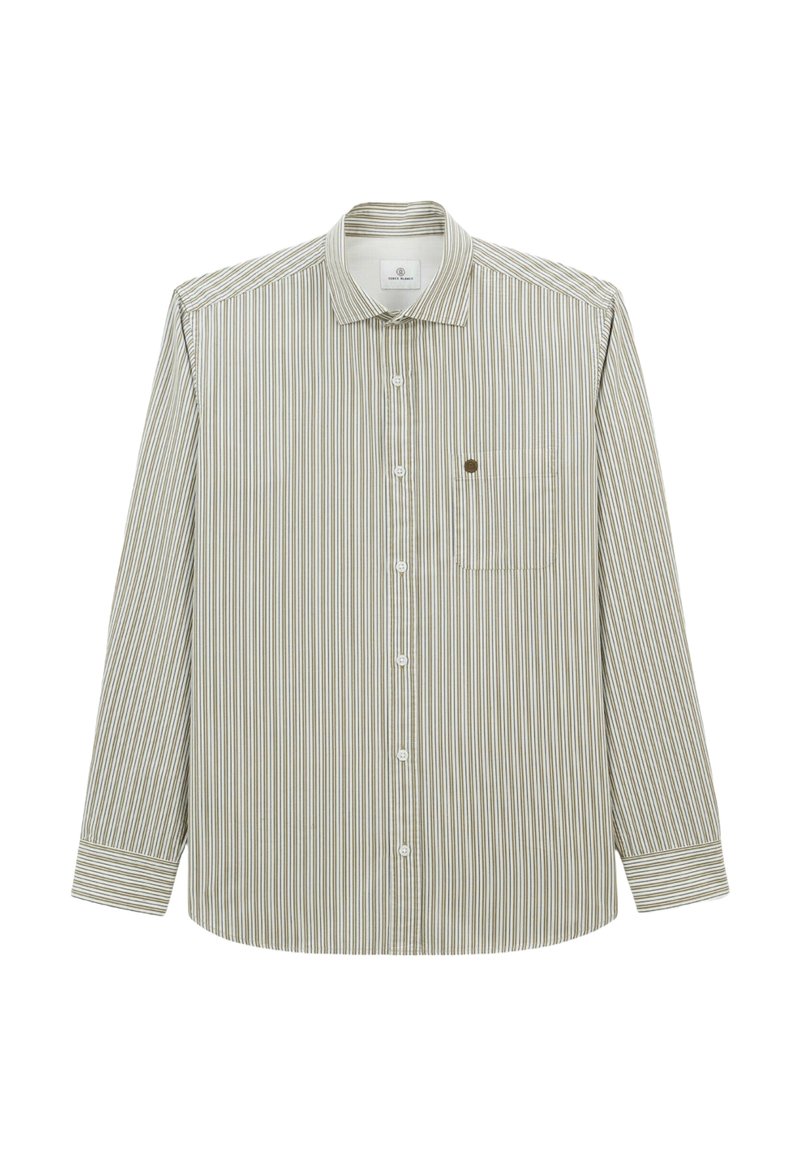 Chemise à manches longues pour homme, à rayures verticales beiges, blanches et brunes, avec une poche poitrine dotée d'un seul bouton.