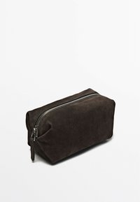 Bruin suède rechthoekig pouch met een zilveren ritsluiting en platte zijden; zachte textuur, compact ontwerp geschikt voor accessoires of cosmetica.