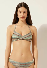 Bikini-sæt med en omslags-top og lavtaljede trusser. Stof i multifarvet design med teal, brun og bløde metaliske accenter. Glat tekstur.