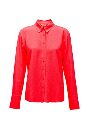 Chemise rouge à manches longues en tissu léger, avec un col pointu, un devant à boutons et des poignets à coupe décontractée.