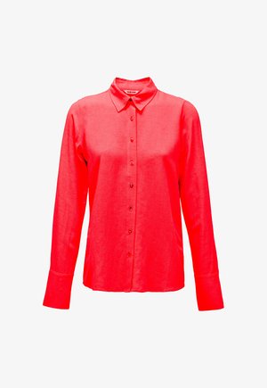 Chemise rouge à manches longues en tissu léger, avec un col pointu, un devant à boutons et des poignets à coupe décontractée.