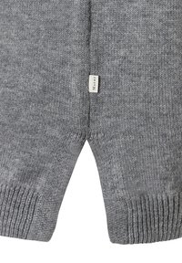 Grauer Strickpullover mit gerippten Manschetten und Saum, einem V-ausschnitt und einem kleinen Stoffetikett mit "MAERIZ" in der Nähe der Naht.