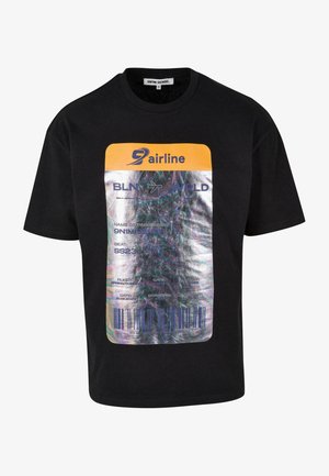 Must lilla lühikeste varrukatega T-särk, mille ees on läikiv holograafiline lennukompanii registreerimispassi graafika, mitmevärvilise teksti ja baarikoodiga.