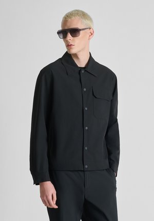 REGULAR FIT IN COMPOUND WITH PATCH LOGO ON SLEEVE - Jas - black