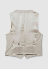 Beige herrevest vist bagfra med satinpanel og justerbar bæltestrop rundt om taljen.