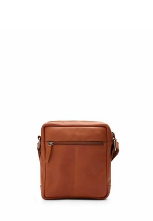 Compact bruine leren crossbodytas met voorvak met ritssluiting en verstelbare riem, geplaatst tegen een witte achtergrond.