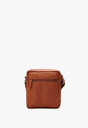 Compact bruine leren crossbodytas met voorvak met ritssluiting en verstelbare riem, geplaatst tegen een witte achtergrond.